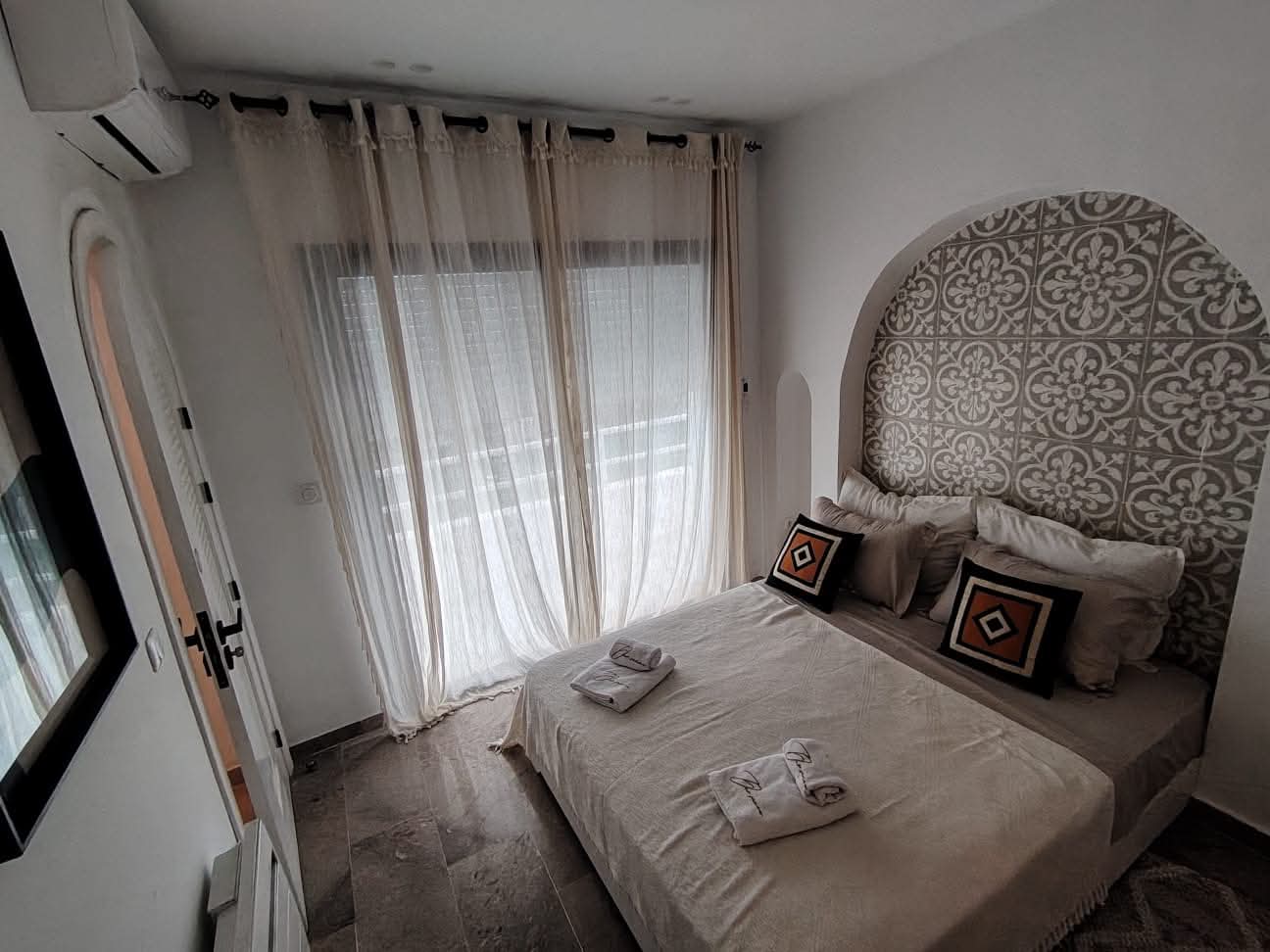 Bedroom opening onto the garden and pool