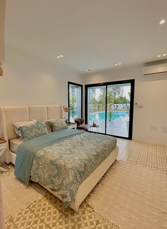 Bedroom opening onto the garden and pool